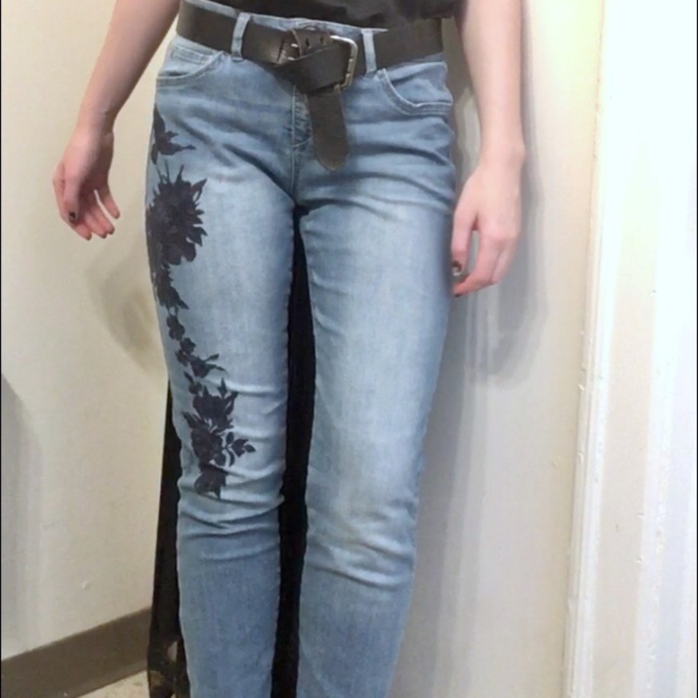 Embroidered boyfriend jeans